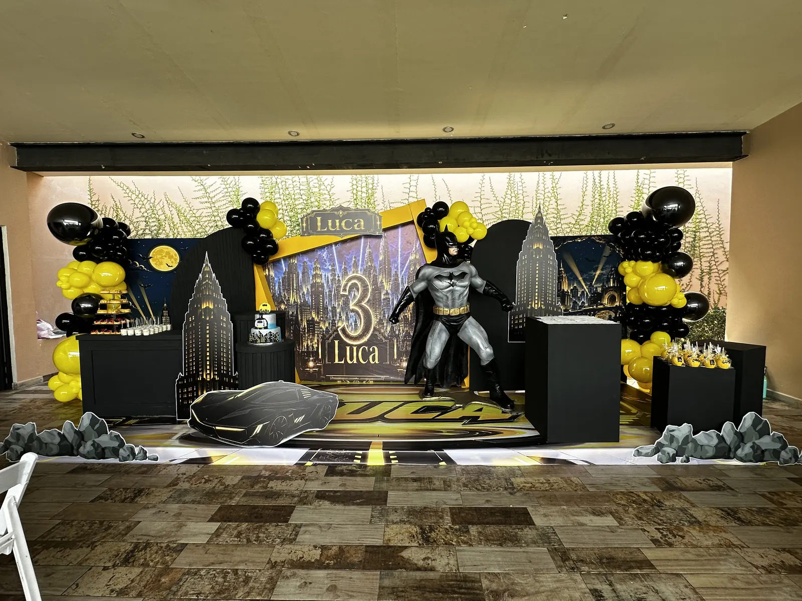 Decoración de cumpleaños con tema de Batman, globos negros y amarillos