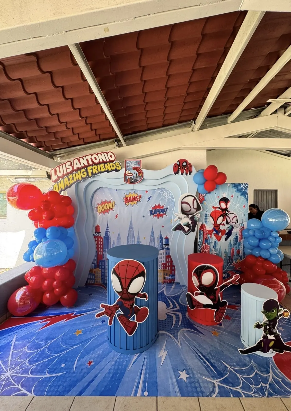 Decoración de Spidey y sus amigos con globos rojos y azules